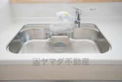 広々とした凸型シンクに洗剤ポケットを標準装備。大きなお鍋など洗いやすいです。