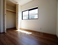 同仕様写真。住む人のこだわりを活かす洋室＾＾広めのクローゼットもあり荷物もすっきり片付けられ、ゆとりのある暮らしが出来ます＾＾