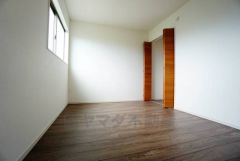 暖かい日差しが差し込む洋室。たっぷり収納できるクローゼット付きでお部屋の中をすっきりと快適に保てます。