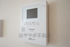 同仕様写真。防犯はもちろん、セールスマン対策にもなるモニター付きインターホンです。お子さん1人での留守番時にも活躍しそうです。