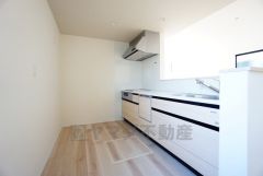 対面式カウンターキッチンからはお子様の様子が見守れます。ダイニングへの配膳や調理の時便利なカウンター付き。