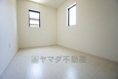 2面採光を確保した明るい室内は、風通しも良く、大変居心地の良い空間となっております。爽やかな風を感じて起きる朝は、快適生活の始まりに。