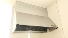 風量が弱・強と切替え可能なレンジフードが調理中の煙をしっかり吸い込みます。手元を照らすライト付きです。