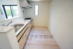 リビングにいるお子様を見守りながらお料理ができる対面キッチン。カウンタートップの汚れもサッと拭き取ることができ、お掃除ラクラク＾＾