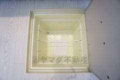 同仕様写真。キッチンにある床下収納は、居住スペースを減らさずに買い置きの調味料や非常食などを保管することができます。