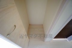 同仕様写真。2階の廊下にも収納を確保。各居室に入りきれなかった荷物や、2階で使用する日用品のストック置き場に便利です。