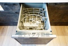 家事の時間が短縮できるフルオープンで開けやすい食器洗い乾燥機付。食事後に家族とのくつろぎタイムをしっかり取れます。