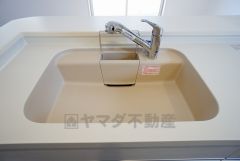 同仕様写真。広々とした凸型シンクに洗剤ポケットを標準装備。大きなお鍋など洗いやすいです。