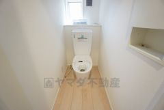 温水洗浄機付トイレです。節水機能もあるので、安心して使えますね。もちろん、1階2階の2ヶ所にトイレがあるので、忙しい朝にもゆとりができますね。