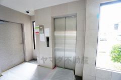 重い荷物を運ぶのにも便利なエレベーター付です。