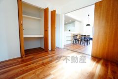 1階洋室。暖かい日差しが差し込む洋室。たっぷり収納できるクローゼット付きでお部屋の中をすっきりと快適に保てます。