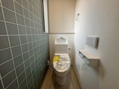 温水洗浄機付トイレです。節水機能もあるので、安心して使えますね。もちろん、1階2階の2ヶ所にトイレがあるので、忙しい朝にもゆとりができますね。
