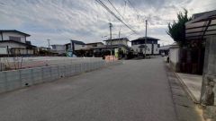 現地（2025年11月17日）撮影。全戸駐車スペースも3台確保、来客時にも便利。