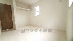 オープンクローゼットは、扉の開閉動作がないので荷物の出し入れがスムーズになります。衣類を綺麗にまとめておしゃれにまとめれば、お部屋のアクセントにもなります＾＾