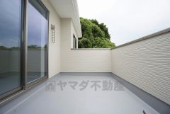 同仕様写真。陽当たりの良いバルコニーです。お洗濯やお布団干しはもちろん、日光浴スペースにも。足元は防水工事施工済です。