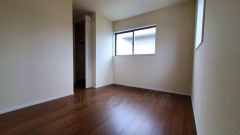 2面採光を確保した明るい室内は、風通しも良く、大変居心地の良い空間となっております。爽やかな風を感じて起きる朝は、快適生活の始まりに。