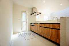 リビングやダイニングからキッチン周りが丸見えにならない対面式キッチン。テレビ鑑賞や家族との対話がしやすく、ご家族の温かい時間を演出します。