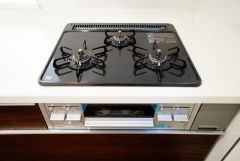 複数の調理を一度に行うことができる3口コンロ。効率よくお料理が出来ます。毎日のお料理も楽しくなりますね＾＾
