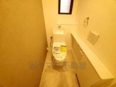 壁リモコンタイプのウォシュレット付き。すっきりした見た目で、トイレ奥の掃除もしやすいです。