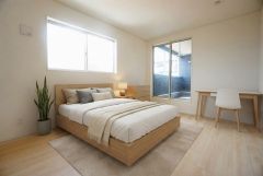 家具はイメージです。主寝室としてお使いいただけそうなこちらのお部屋は、日当たりが良く、爽やかな風を感じて起きる朝は、快適生活の始まりに。