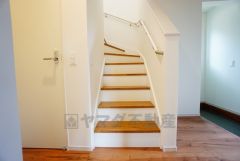 小さなお子様やご高齢の方でも安心できる、手すり付き階段。段差も低めで設定されており、安全性にも優れています。