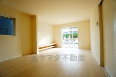 南側に大きな窓があるリビングダイニング。家族団らんのひと時を明るく演出します。