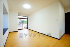 大きな窓のあるリビングは、陽光あふれる明るい空間です。居心地良く、ご家族皆がゆったり寛げる憩いの空間となりそうです。