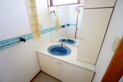 ゆとりある広さの洗面室は、朝の身支度も快適に行える設計。鏡と収納付きで使い勝手も良好です。小窓から自然光が入り、明るく清潔感のある空間となっています。