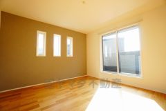 寛ぎの時間を紡ぎだす主寝室は、大型ベッドを置いても余裕の広さを確保しています。