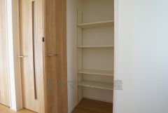 同仕様写真。キッチン横にはパントリー。食料などを保管できるので、キッチン周りがスッキリしますね＾＾