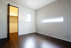 ご夫婦お二人のプライベートシーンを演出する寝室は、大容量のウォークインクローゼット付き。