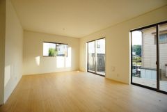 大きな窓のあるリビングは、陽光あふれる明るい空間です。居心地良く、ご家族皆がゆったり寛げる憩いの空間となりそうです。