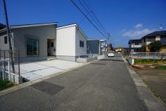 住人以外の車の進入も少なく、小さなお子様を持つご家庭にも安心です。