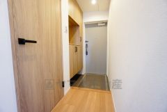 たっぷり収納できるシューズボックスです。家族全員の靴がきれいに整頓できます。棚の上にお花や写真を飾っても良いですね。
