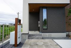 家の顔となる玄関扉がかっこいいと、たくさんの人を招き入れたくなりますね＾＾奥まって設置されており、雨にも濡れにくくなっています。