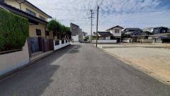 現地（2025年9月30日）撮影。前面道路は広く、車同士がすれ違うスペースが十分にあります。落ち着いた住宅地内で快適な生活を実現してみませんか＾＾