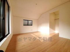 寛ぎの時間を紡ぎだす主寝室は、大型ベッドを置いても余裕の広さを確保しています。