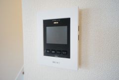 防犯性、セキュリティ対策に安心できるテレビモニター付きインターフォンです。セールスマン対策にもなり安心できます。