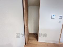 食品や飲料、調理器具をストックできるパントリー付き。