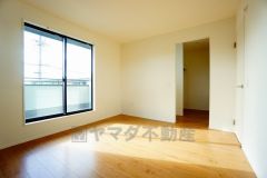 ご夫婦お二人のプライベートシーンを演出する寝室は、大容量のウォークインクローゼット付き。