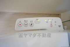 温水、暖房、ウォシュレット付の高機能トイレです。