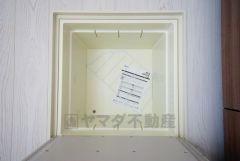 キッチンにある床下収納は、居住スペースを減らさずに買い置きの調味料や非常食などを保管することができます。