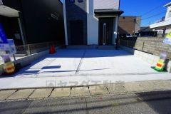 駐車スペースはゆとりある2台分を確保。マイカー用に、お客さま用に、余裕を持ってご利用いただけます。