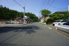 現地（2025年5月13日）撮影。前面道路は広く、車同士がすれ違うスペースが十分にあります。落ち着いた住宅地内で快適な生活を実現してみませんか＾＾