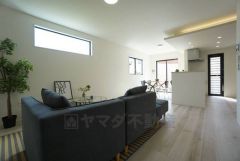 大きな掃き出し窓のあるリビングは、陽光あふれる明るい空間です。ゆったりと寛げる憩いの場となりそうです。