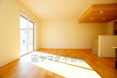 大きな窓のあるリビングは、陽光あふれる明るい空間です。居心地良く、ご家族皆がゆったりくつろげる憩いの空間となりそうです。