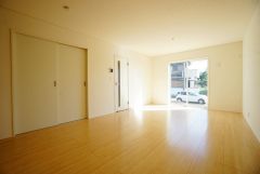 大きな掃き出し窓のあるリビングは、陽光あふれる明るい空間です。ゆったりと寛げる憩いの場となりそうです。