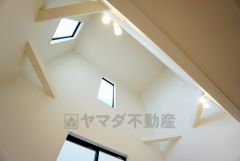 暮らしにゆとりと安らぎを与える開放感いっぱいの吹き抜け。