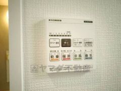 浴室暖房乾燥機付き。天候に左右されず、いつでも好きなときに洗濯物を干せるので、仕事や家事で忙しい方に重宝します。