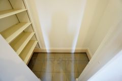 同仕様写真。壁一面に設けた大容量のシューズクローゼットは実用性と機能性を兼ね備えています。急な来客でも、いつも整頓された玄関でお出迎えができます。